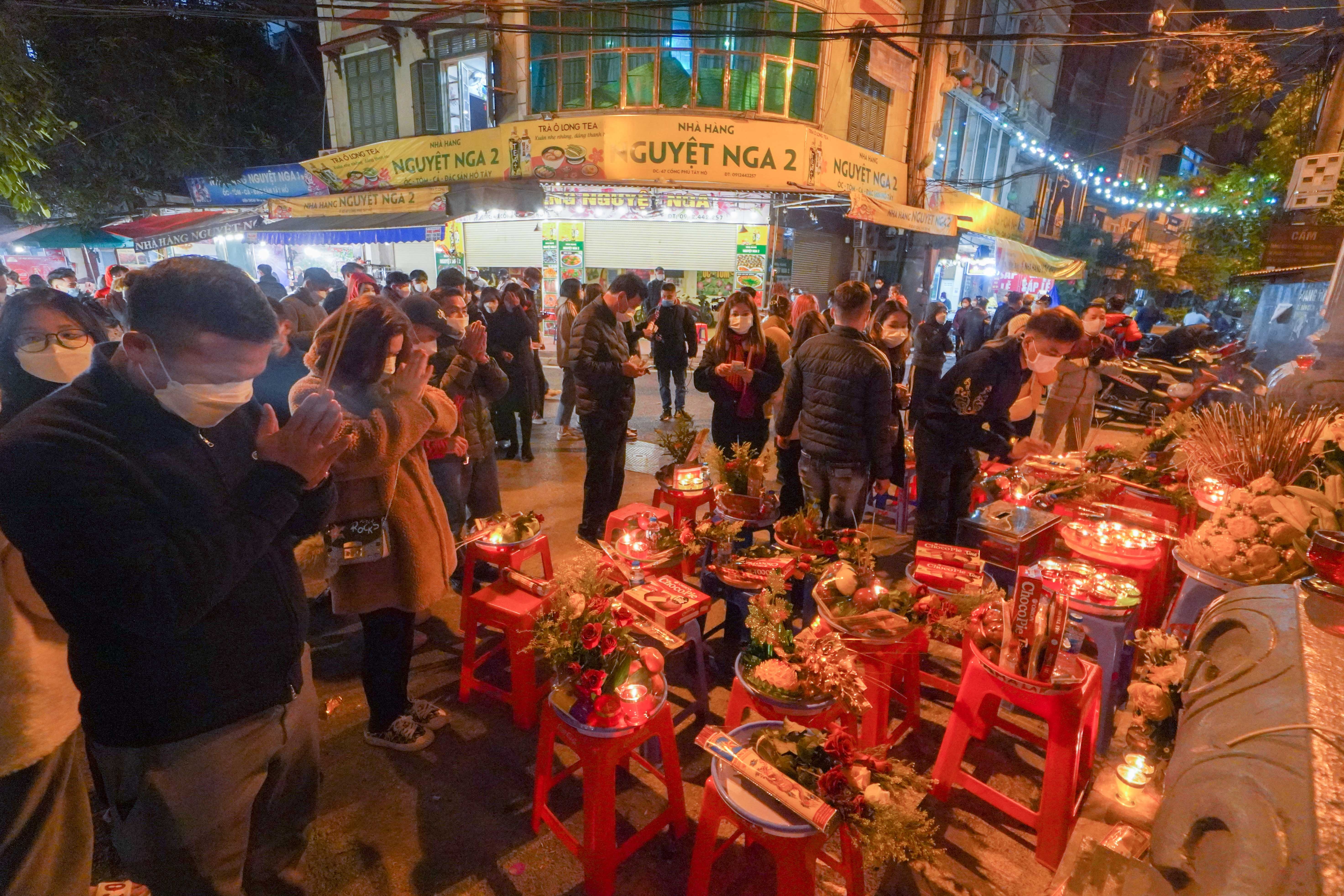 Nguoi Ha Noi vai vong ben ngoai phu Tay Ho dem giao thua hinh anh