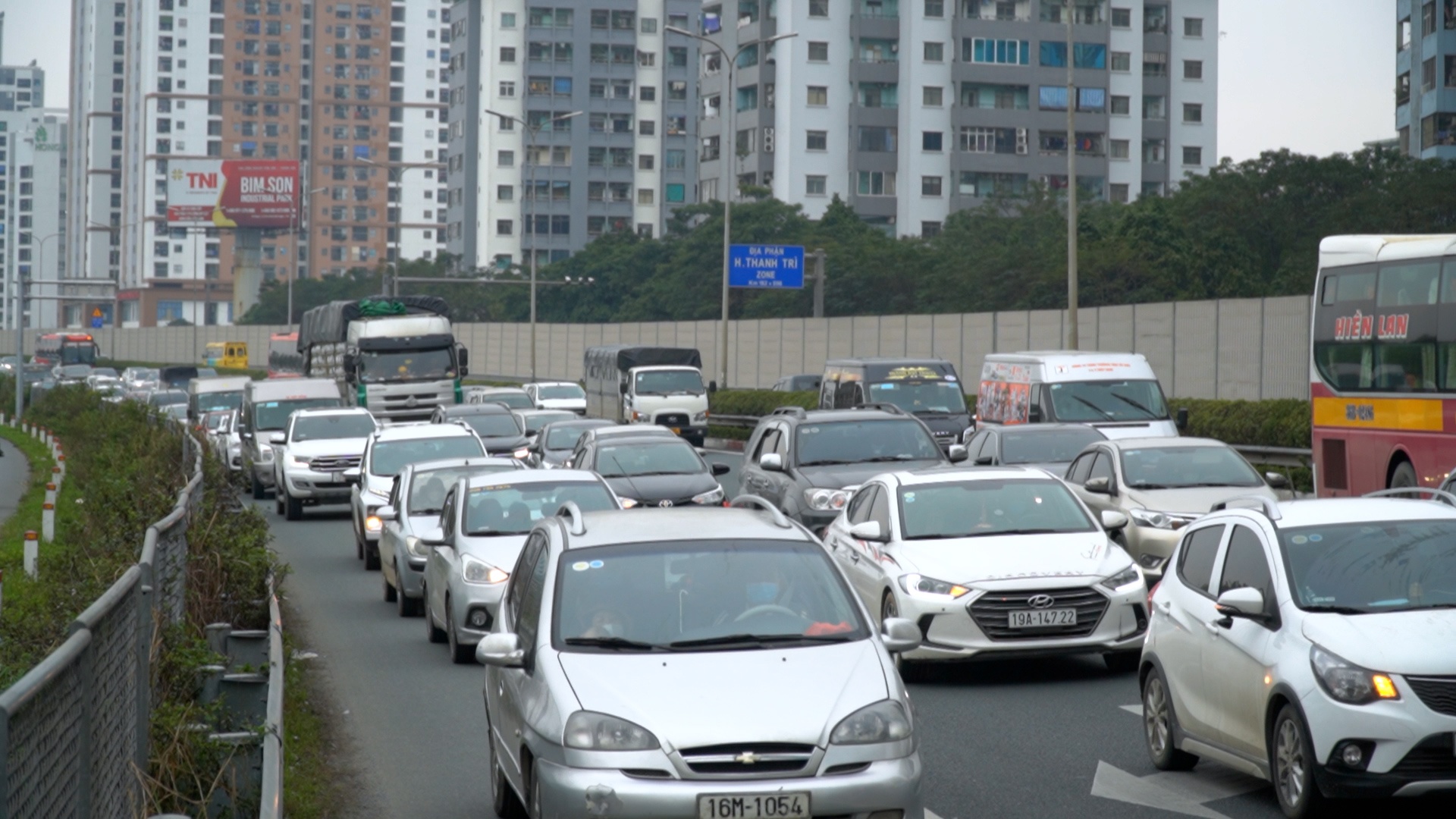 CSGT phan luong xe di duong gom de tranh un tac cao toc hinh anh