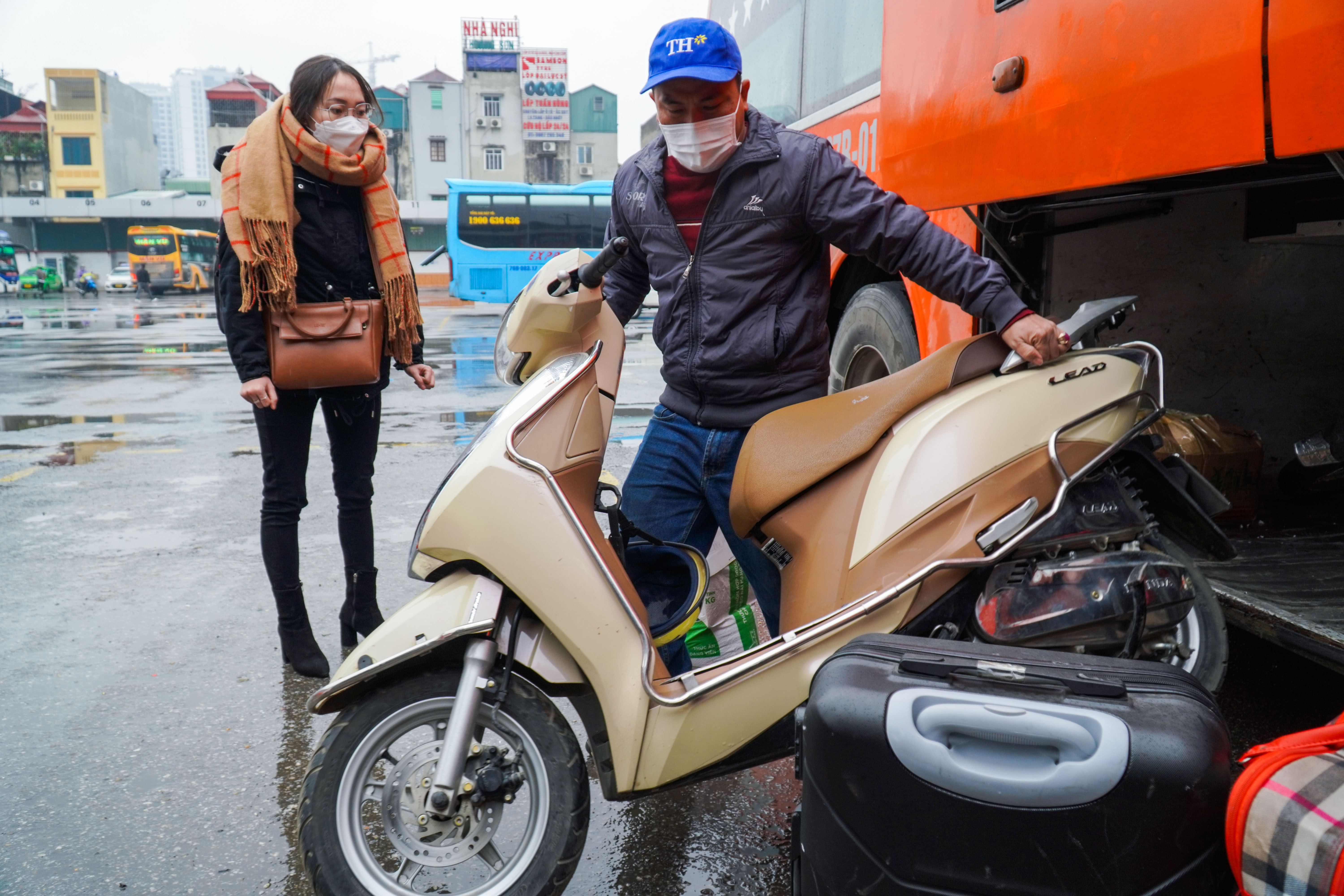 Ben xe Ha Noi vang khach ngay cuoi ky nghi Tet hinh anh