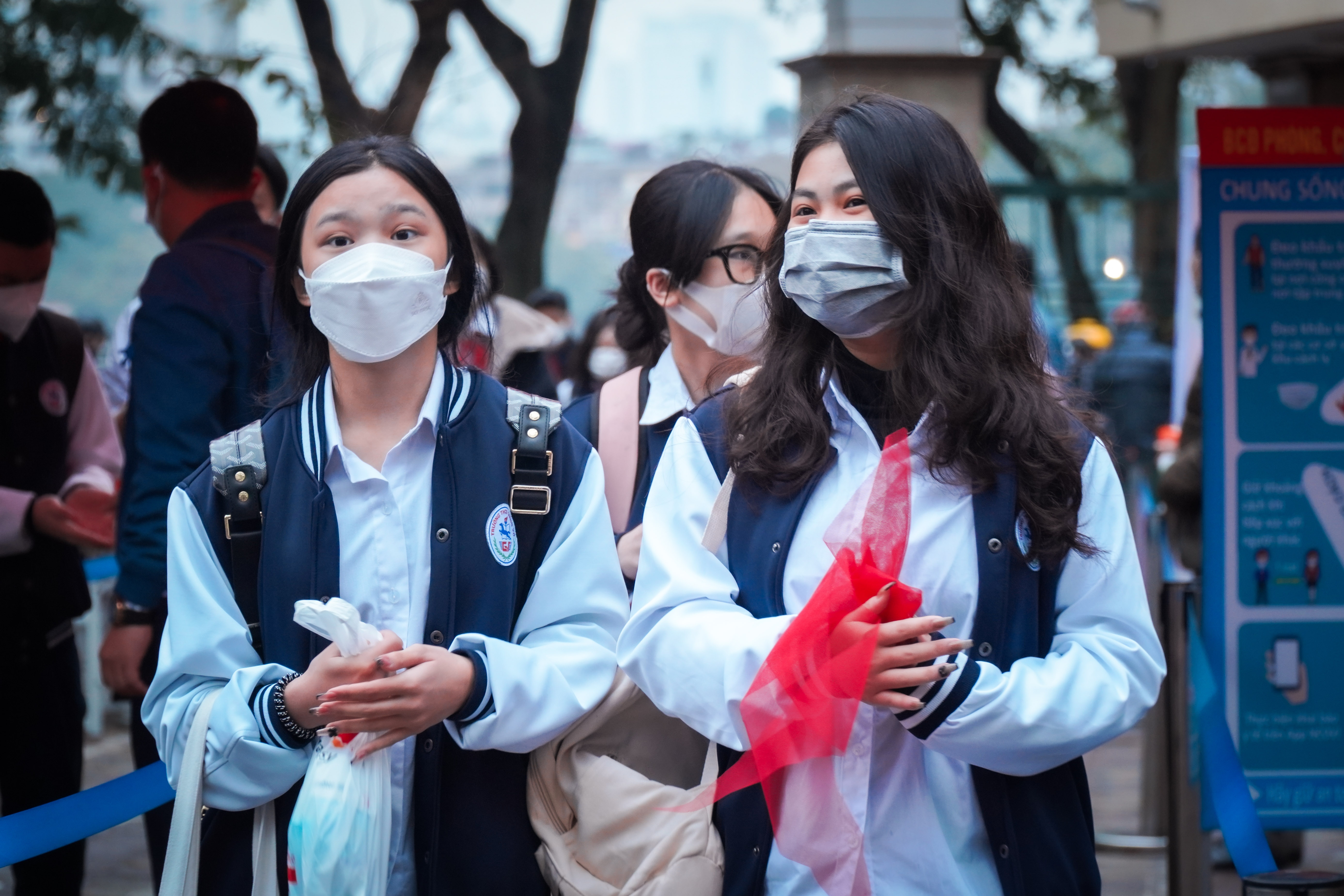 Hoc sinh Ha Noi tro lai truong sau gan 10 thang hinh anh