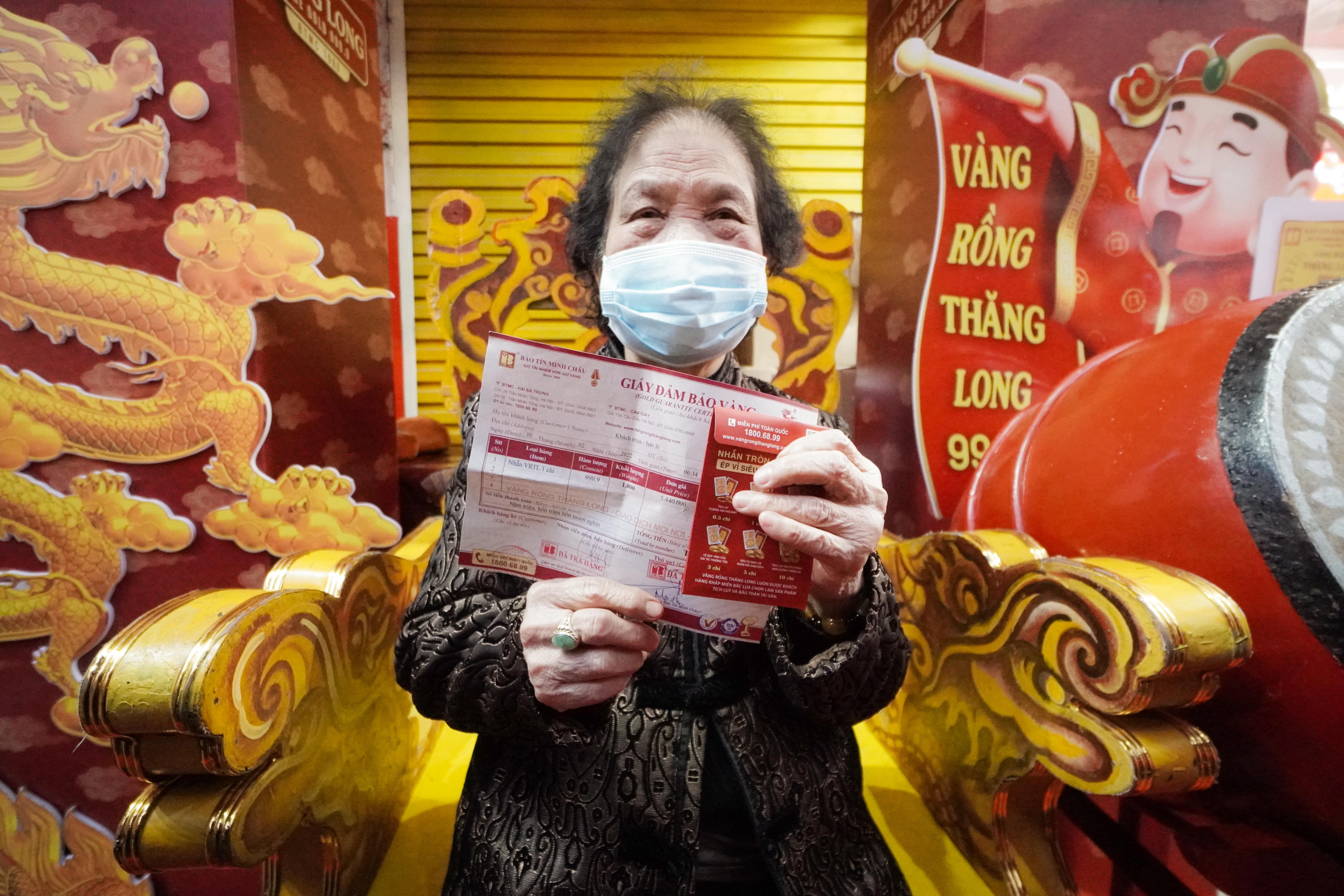 Doi mua xep hang mua vang o Ha Noi hinh anh