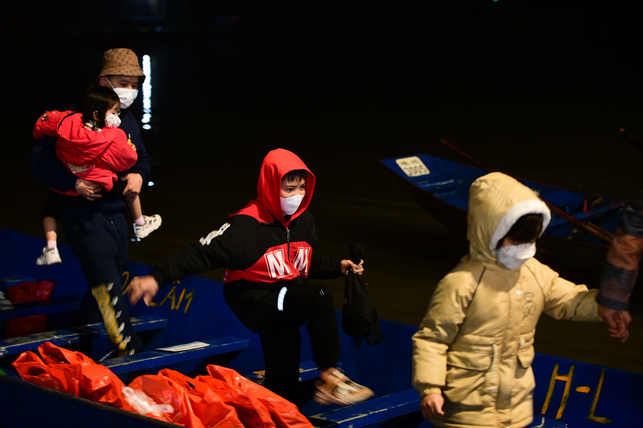 E ngai dong duc, du khach di chua Huong tu nua dem hinh anh