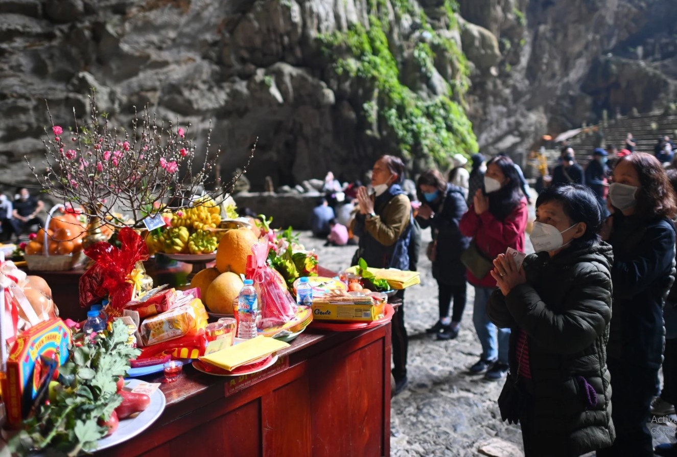 Du khach thanh thoi di le chua Huong hinh anh