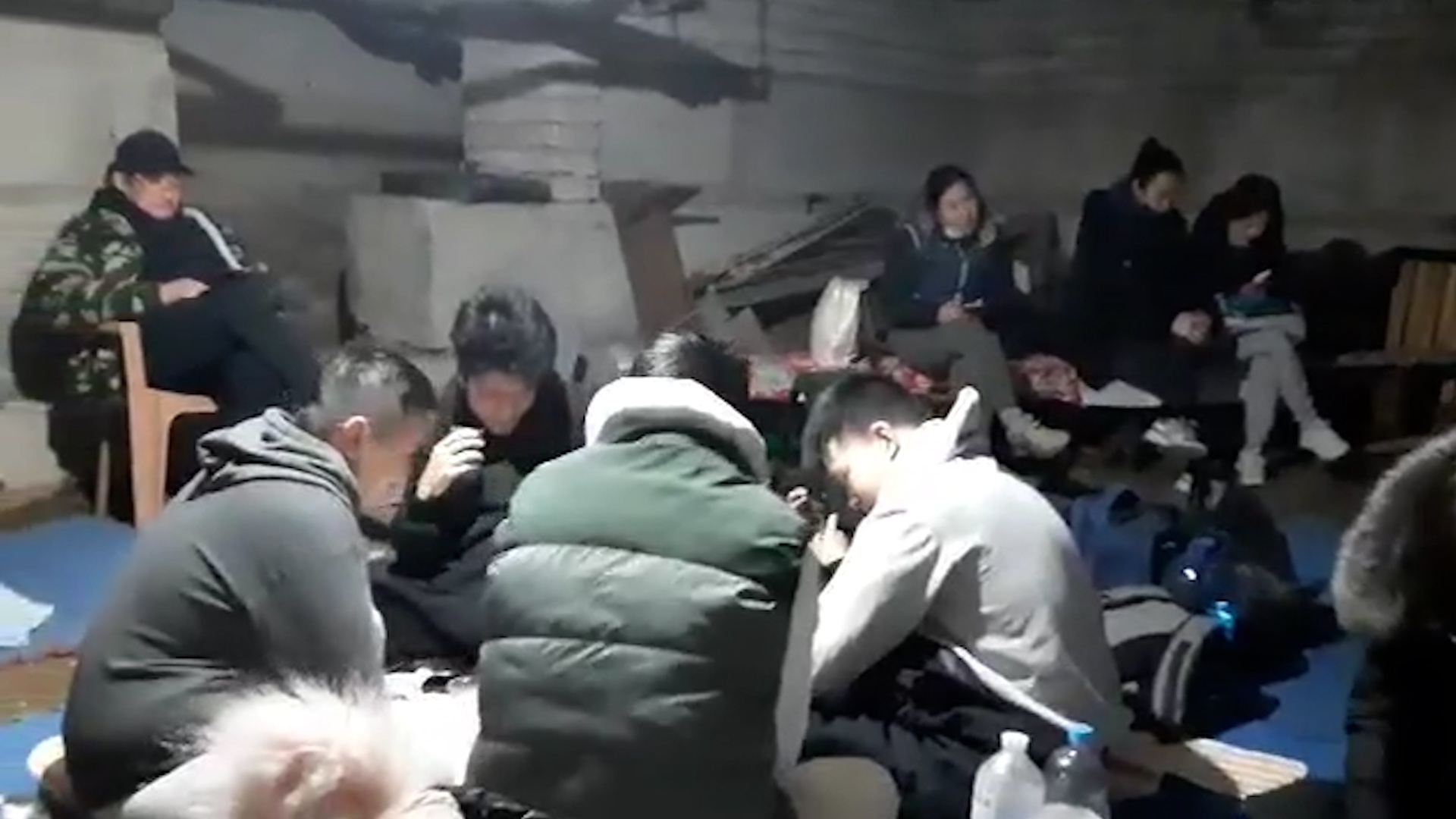 Nguoi Viet tru an trong ham o Kharkiv hinh anh