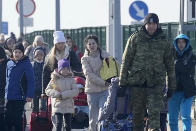 Nguoi dan xep hang trong gia ret cho thong quan tu Ukraine sang Ba Lan hinh anh