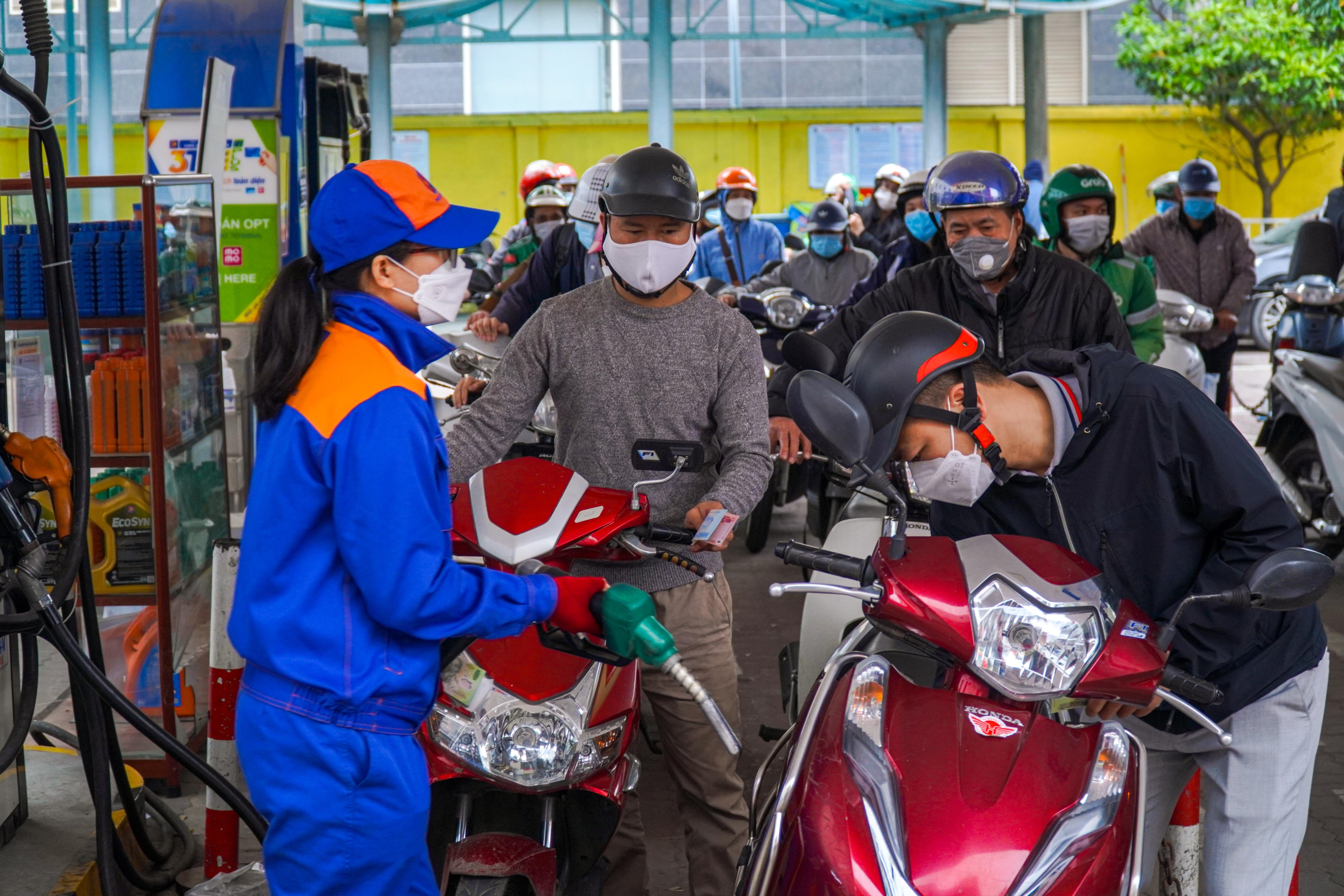 Nguoi Ha Noi xep hang do xang truoc gio dieu chinh gia hinh anh