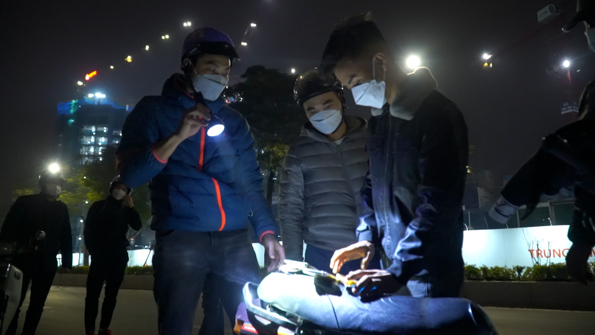 Canh sat vay bat nhom dua xe tai Tay Ho hinh anh