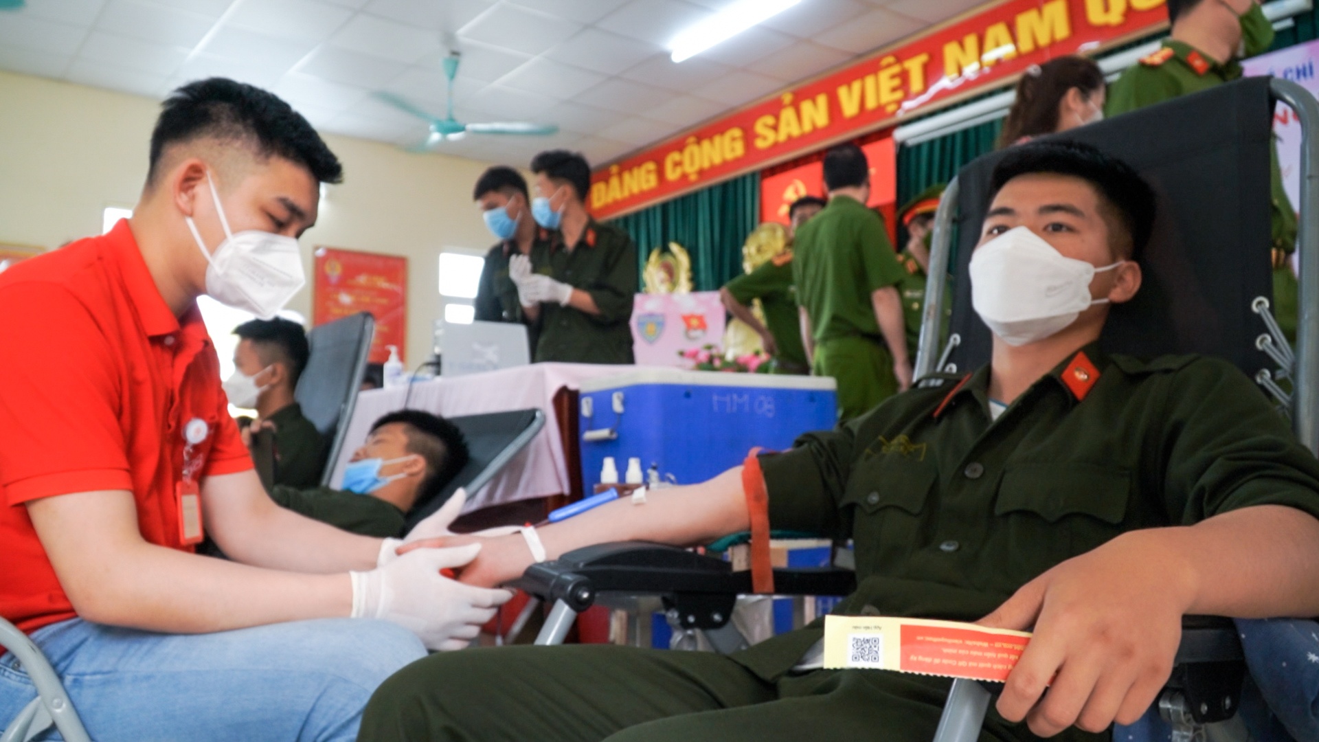 800 tan sinh vien hien mau hinh anh