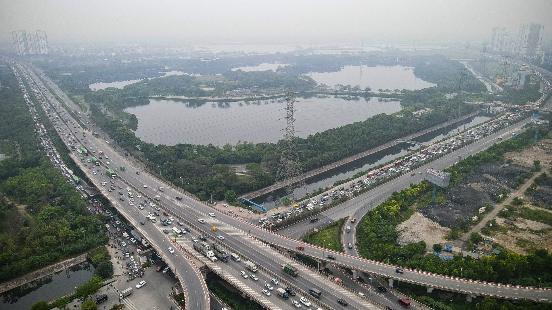 Un tac gan 5 km o cua ngo phia nam Ha Noi hinh anh