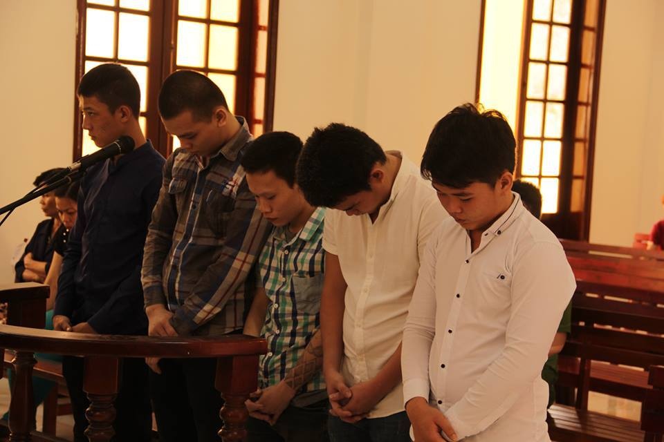 Thanh nien trong vu cuop banh my xuat hien o toa hinh anh