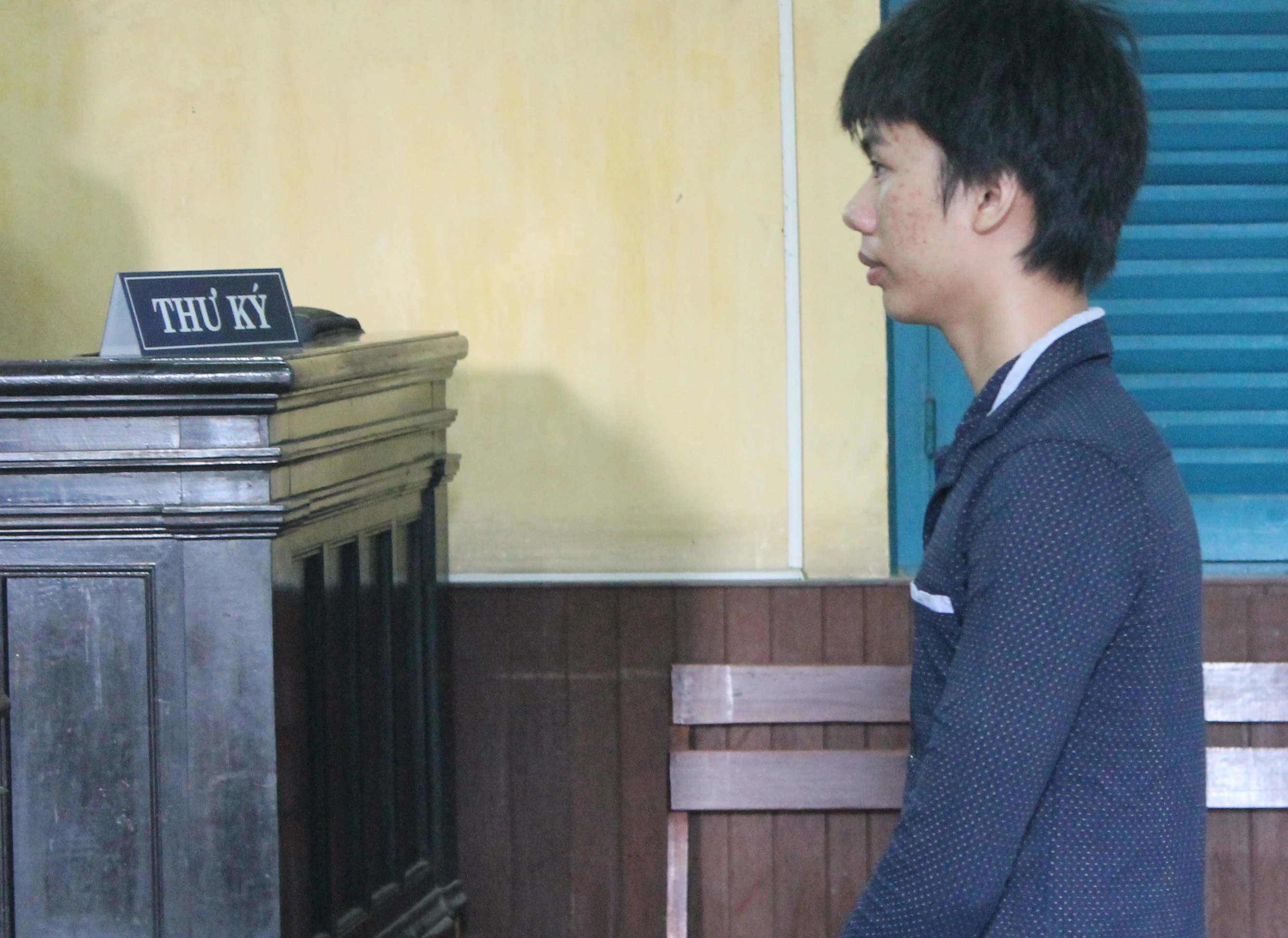 Me vo kien con re toi hiep dam tre em hinh anh