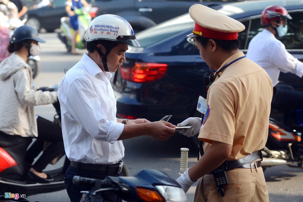 Khong vi pham luat, CSGT co quyen yeu cau dung xe? hinh anh