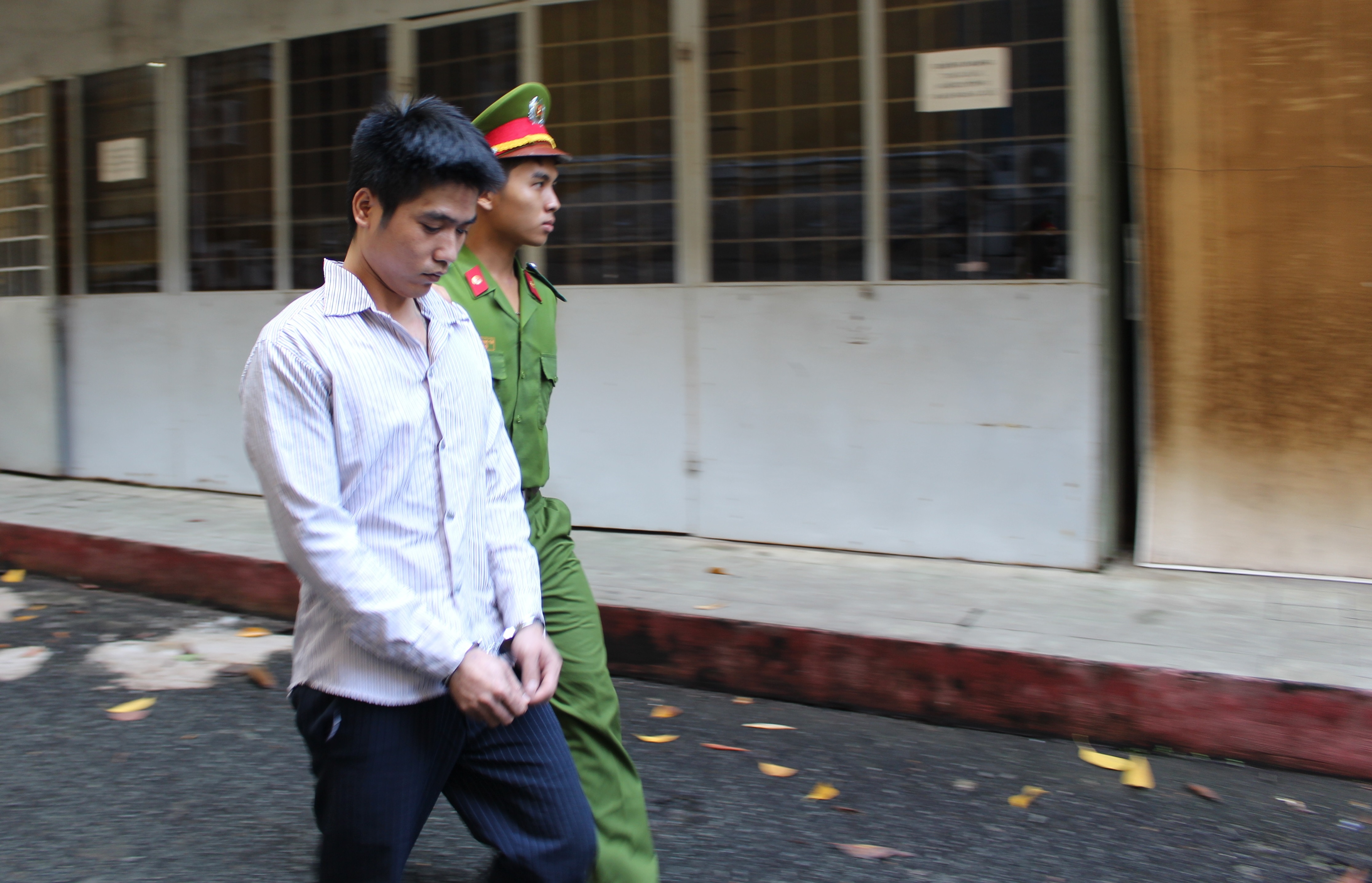 dam ban nhau tu sau lung anh 1