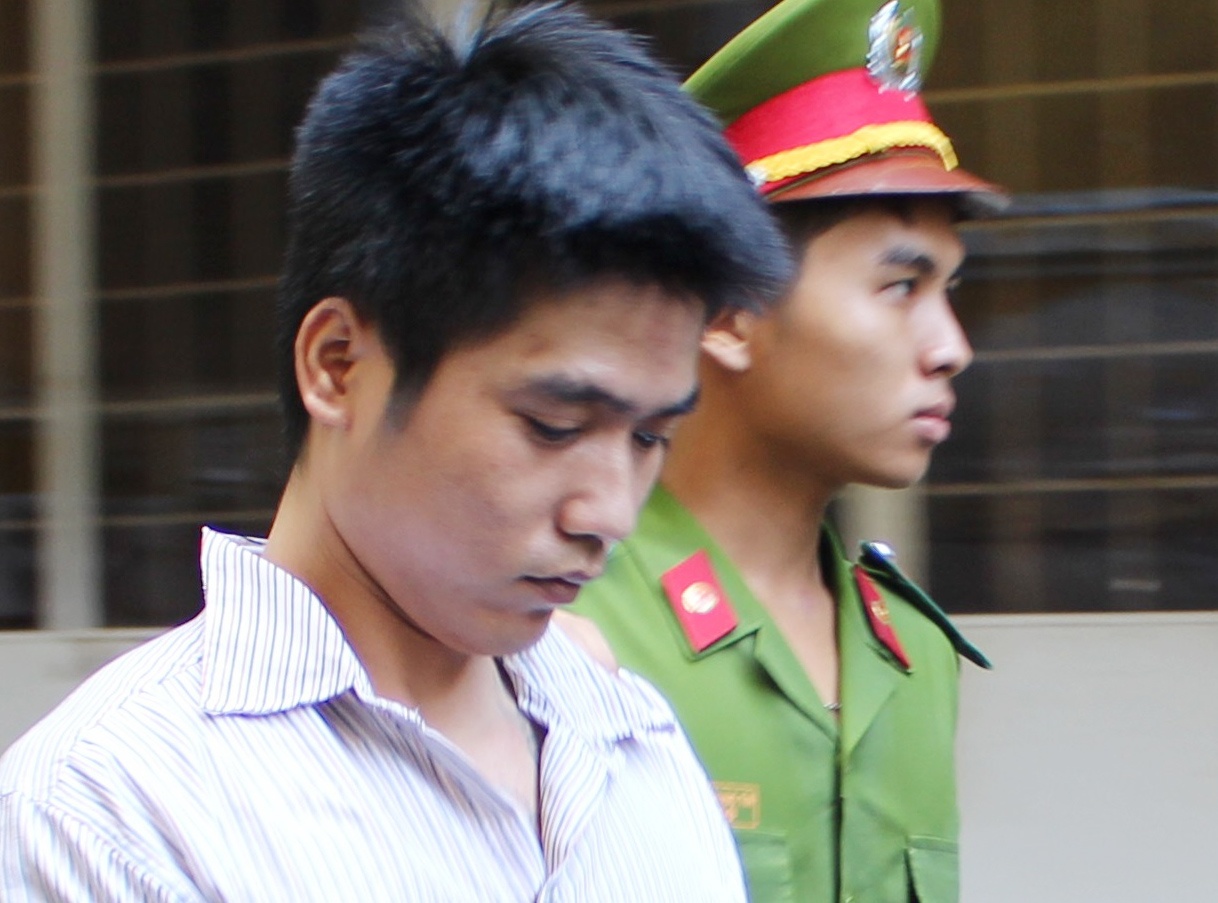 Linh 14 nam tu vi dam ban nhau tu sau lung hinh anh