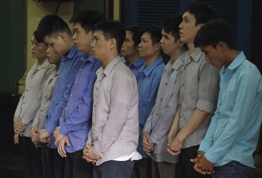 Can ke an tu, bi cao danh chet ban tu xin doi luat su hinh anh