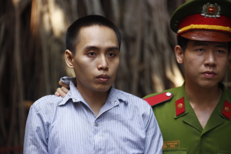 Ga trai dam chet cha mang an chung than hinh anh