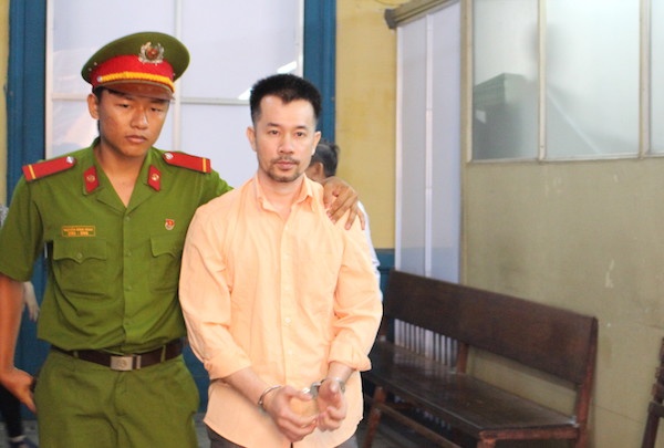 Y an tu hinh voi ke tham 40.000 USD hinh anh