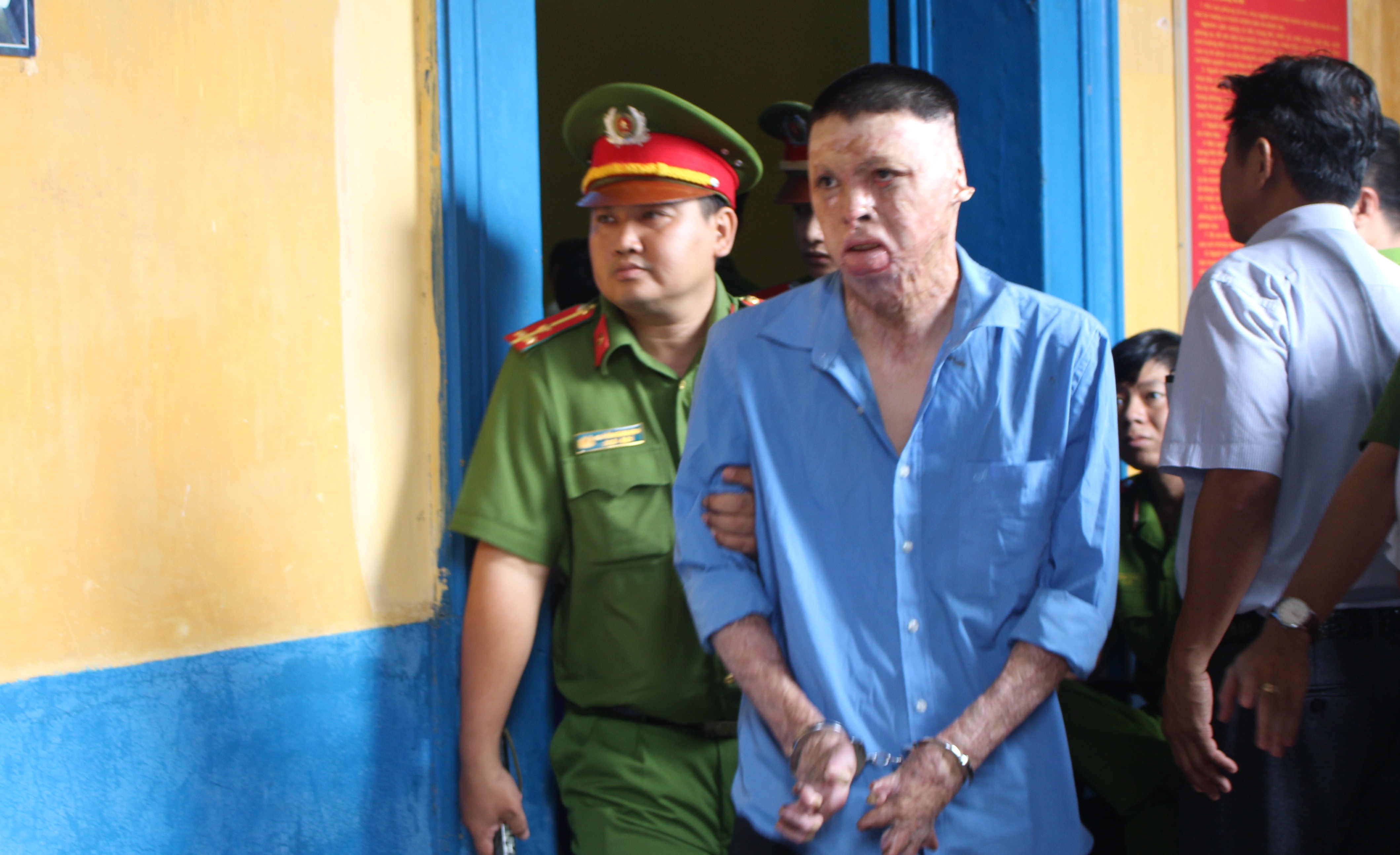 Cham lua dot ban gai anh 1