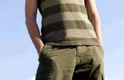 Tai sao dan ong thuong cho tay vao tui quan hinh anh