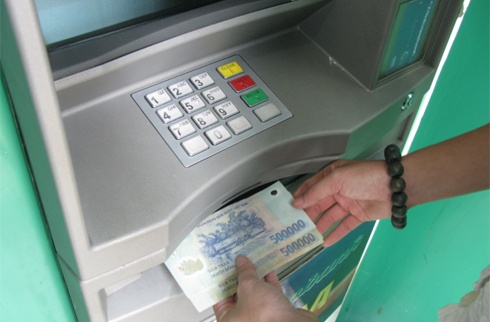 Lam gi khi bi ATM nuot tien hinh anh