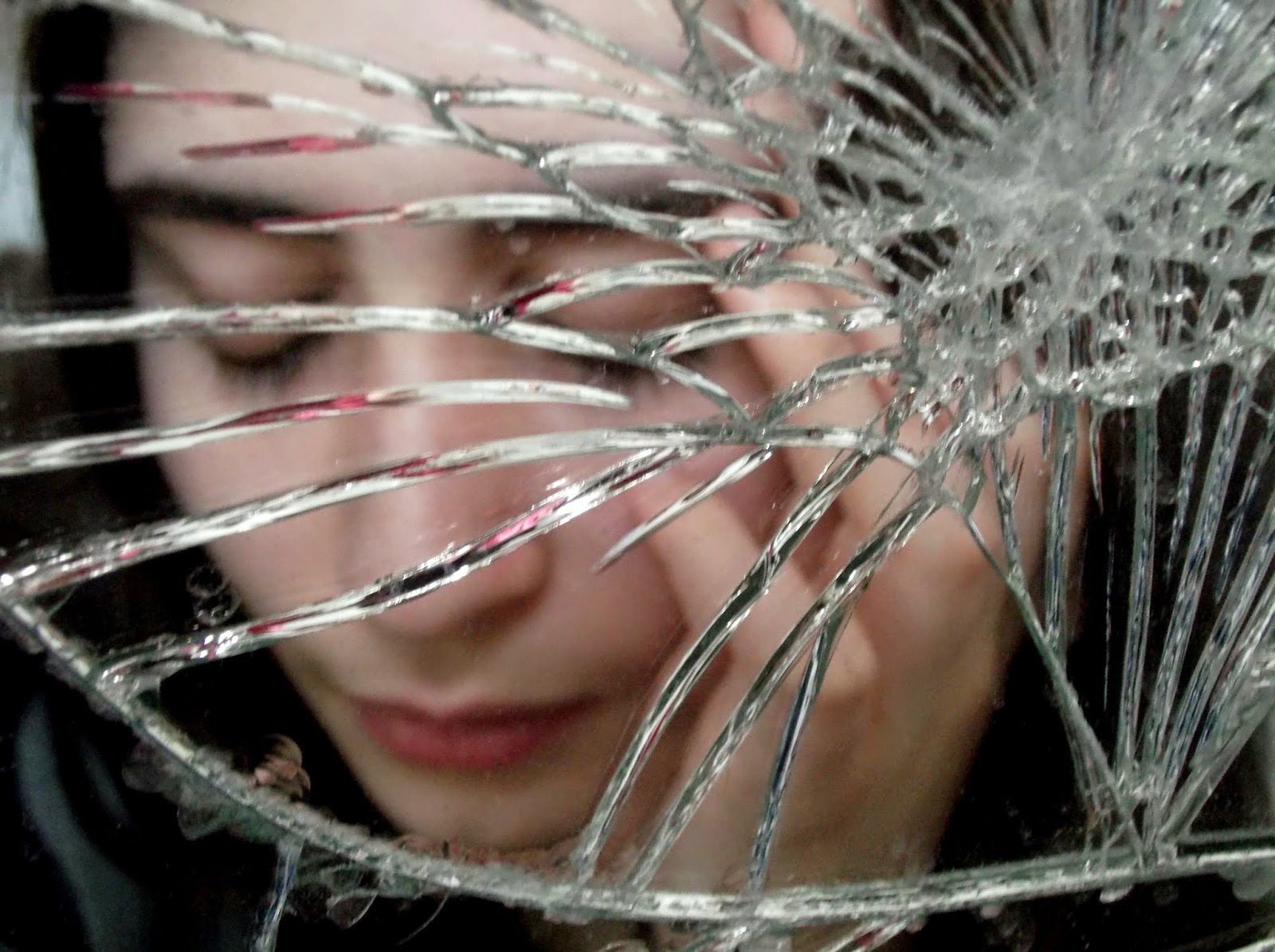 Vi sao lam vo guong lai xui den 7 nam? hinh anh