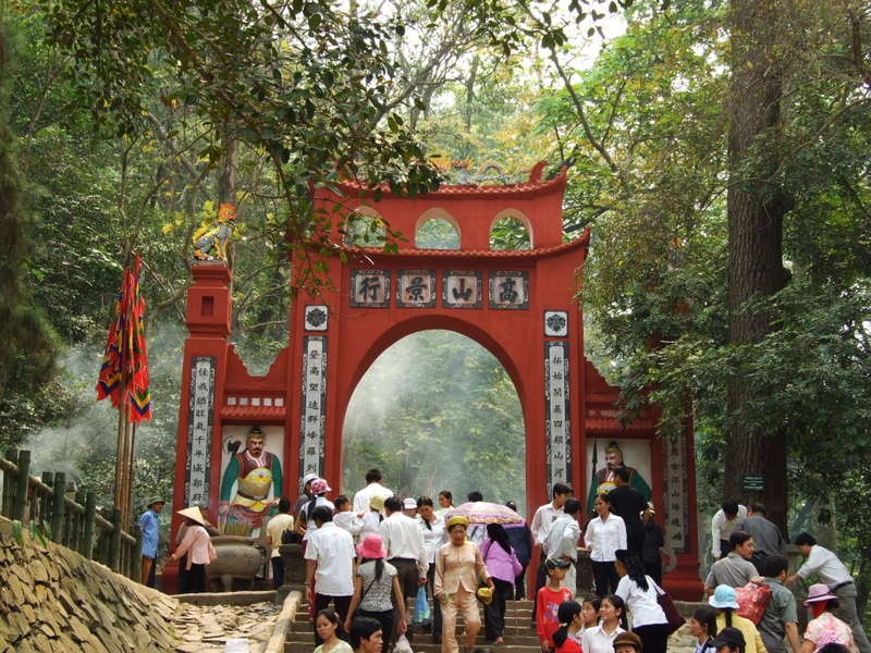 Nhung hoat dong khong the bo qua khi den Den Hung hinh anh