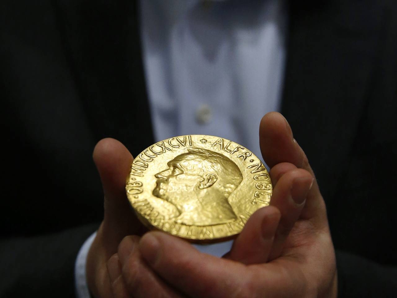 'Cha de' giai Nobel - nha khoa hoc vi dai hay ke buon cai chet? hinh anh