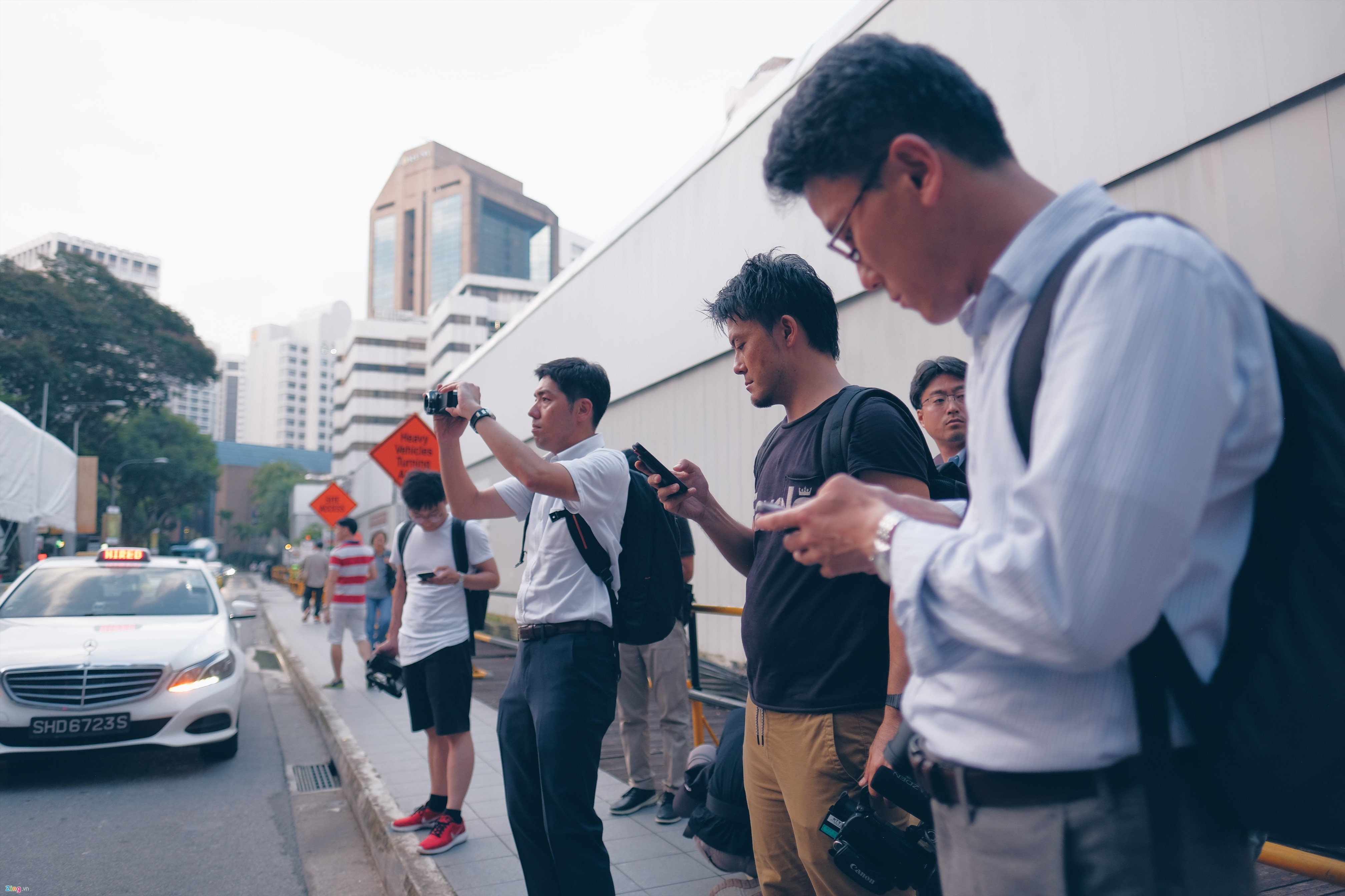 An ninh that chat, phong vien cho doi truoc khach san St. Regis hinh anh