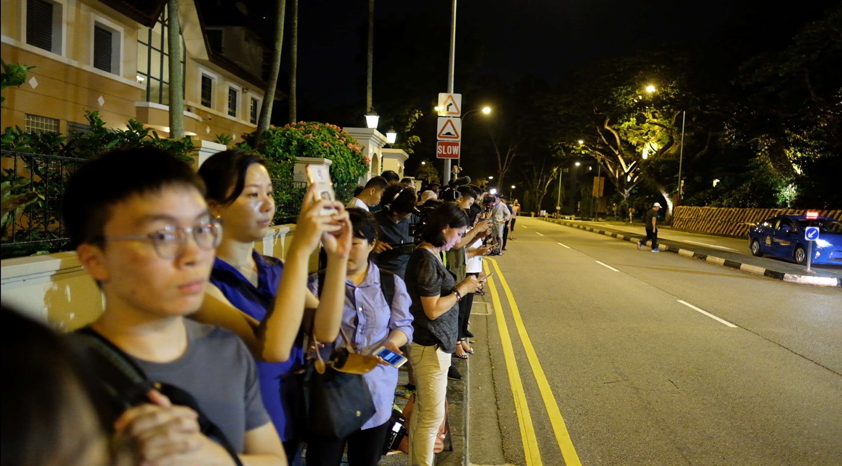 'Nguoi ham mo' doi hut ong Trump ngoai khach san Shangri-La hinh anh