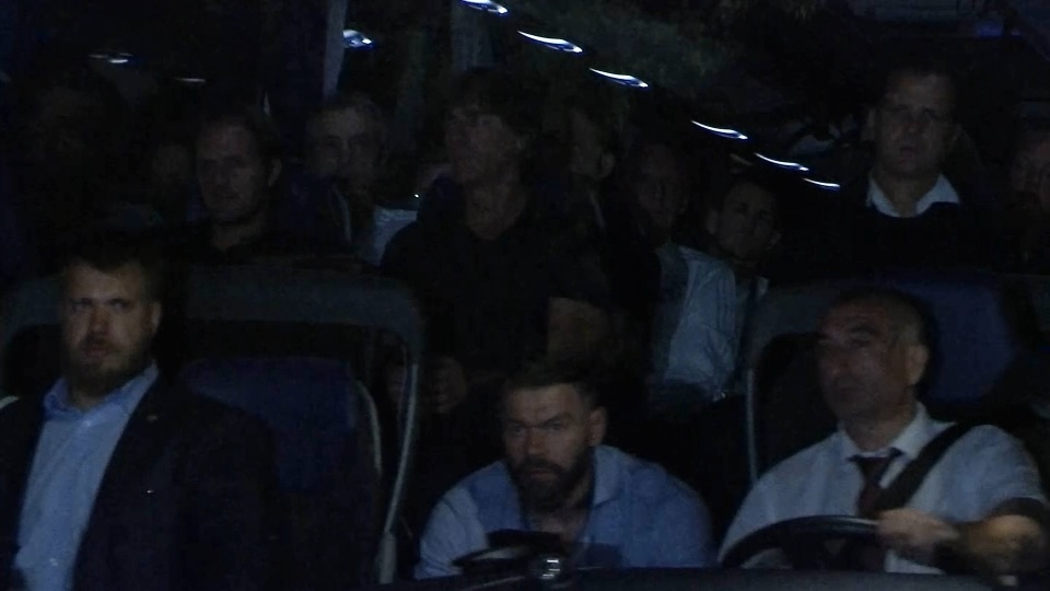 Tuyen Duc duoc bao ve tro ve khach san sau tran thua Han Quoc hinh anh