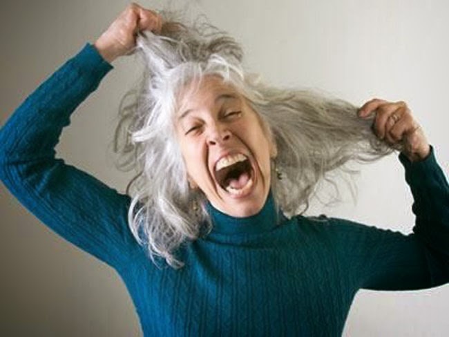 Tai sao toc con nguoi bac di khi ve gia? hinh anh