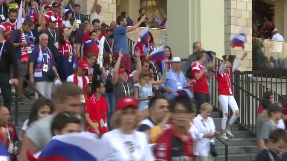 Co dong vien Nga an mung chien thang truoc Tay Ban Nha hinh anh
