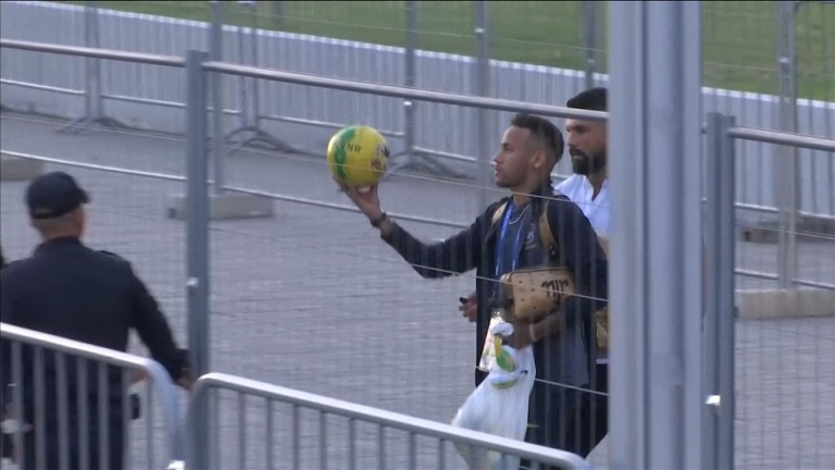 Neymar ky tang fan nhi sau that bai truoc Bi hinh anh