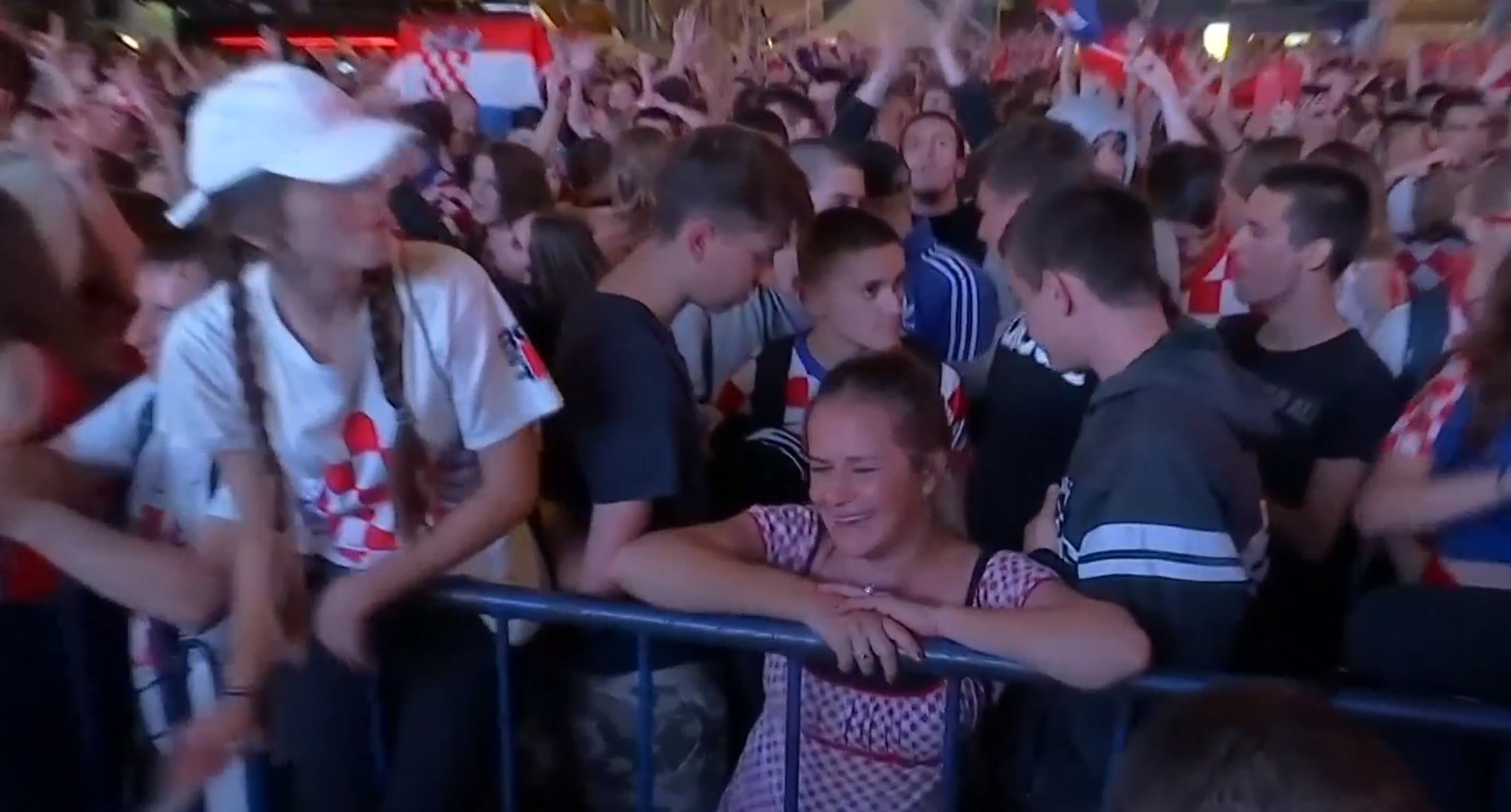 CDV Croatia bat khoc khi doi tuyen vao chung ket World Cup hinh anh