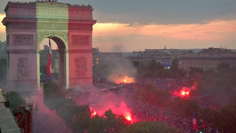 CDV phu kin Paris an mung chien thang lich su cua tuyen Phap hinh anh