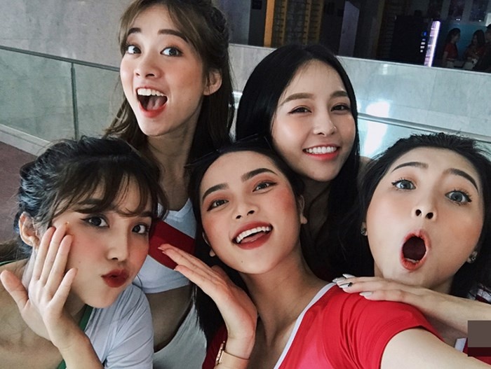Tram Anh va cac co gai noi bat nhat dan hot girl World Cup hinh anh