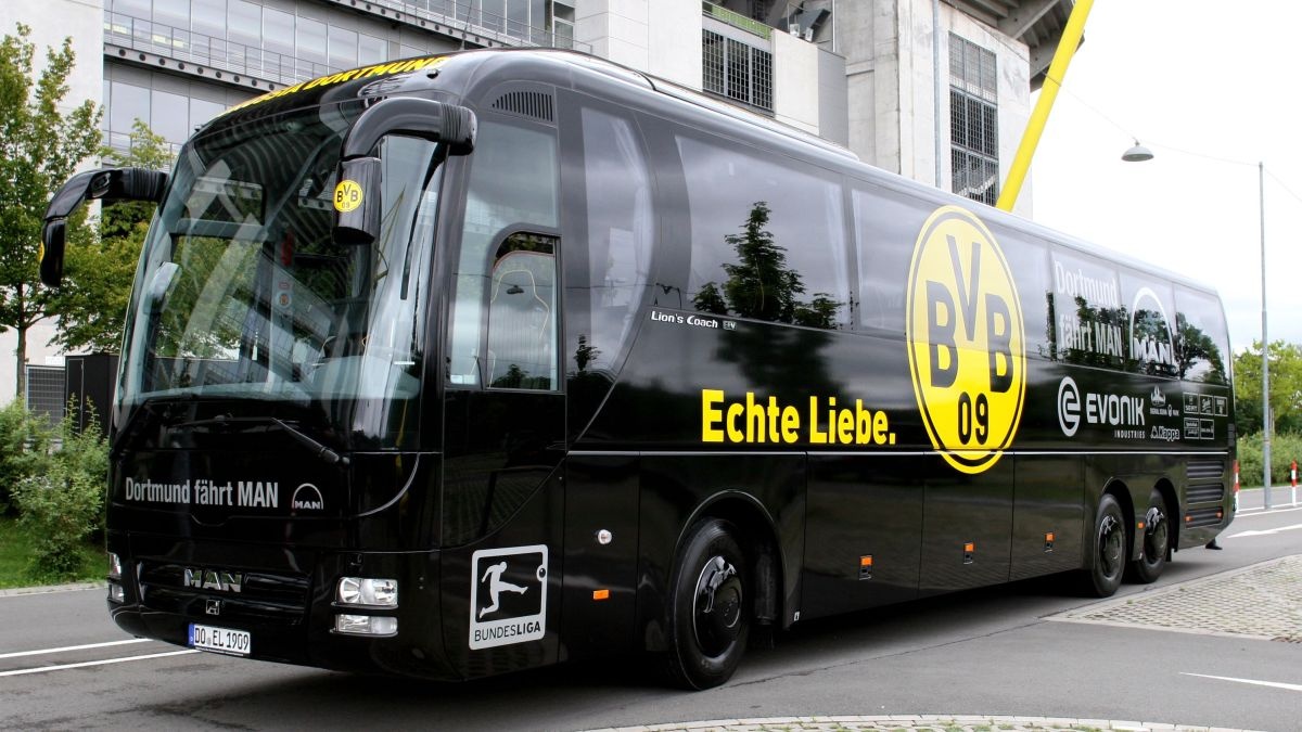 Xe bus cho doi Dortmund phat no, hau ve Bartra nhap vien hinh anh