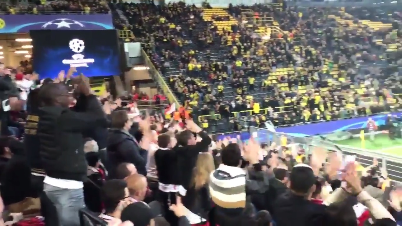 Fan AS Monaco vo tay khich le Borussia Dortmund hinh anh