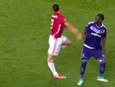 Ibra chan thuong kinh di anh 1