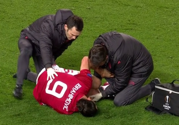 Ibra chan thuong kinh di trong tran thang cua MU hinh anh