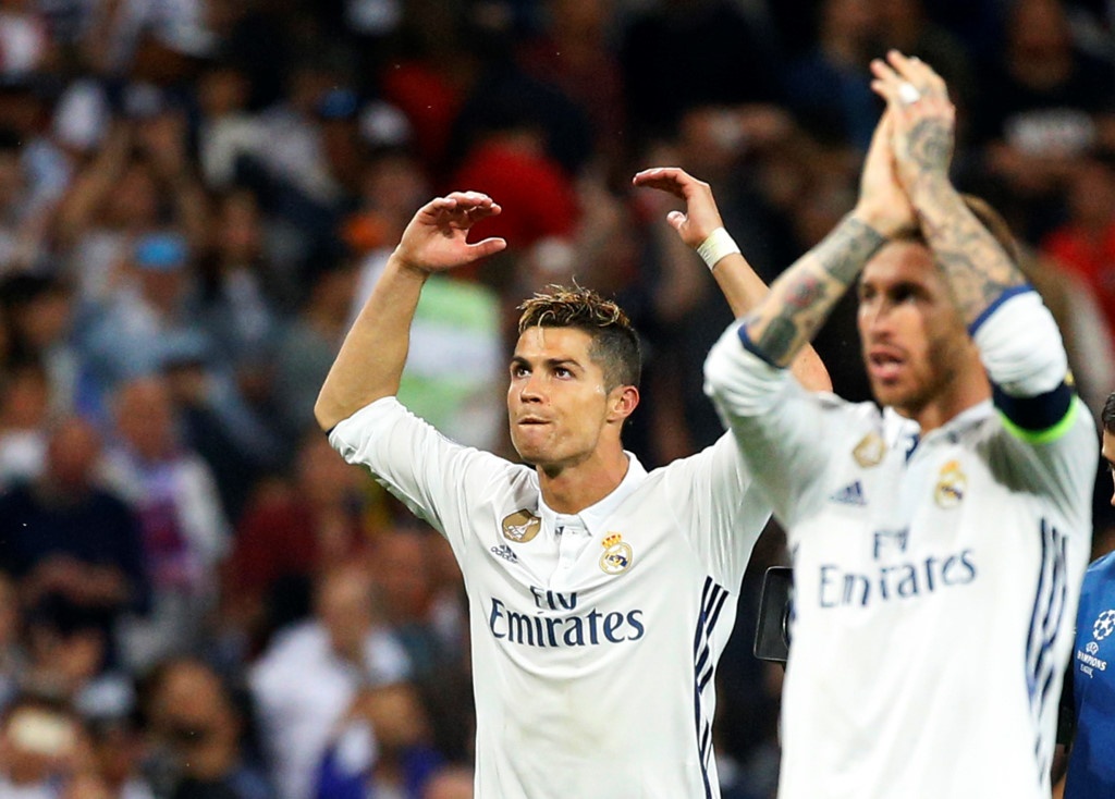 Toa sang ruc ro, Ronaldo van khiem ton ngoi ca dong doi hinh anh