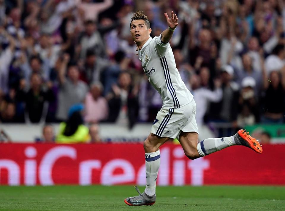 'Messi cu viec nang ao an mung, con nang cup hay de Ronaldo' hinh anh