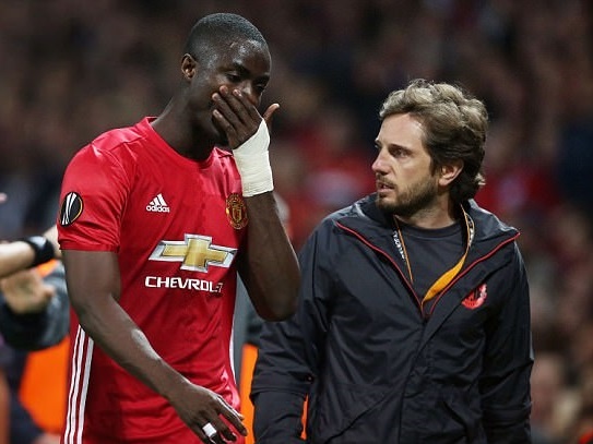 Mourinho: Bailly ngay tho, thieu kiem che hinh anh