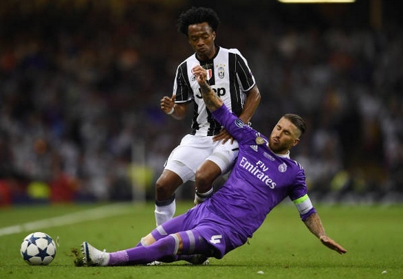 Binh luan vien buc xuc voi 'man an va dang khinh' cua Sergio Ramos hinh anh