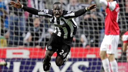 Nhin lai pha volley go hoa 4-4 cua Tiote truoc Arsenal hinh anh