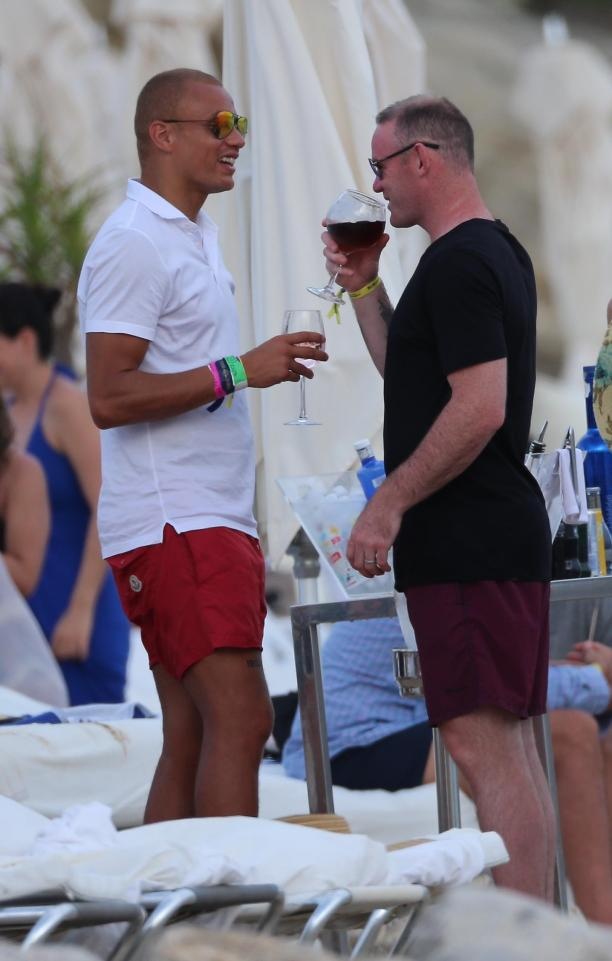 rooney lộ bụng mỡ ảnh 3 rooney lo bung mo anh 3