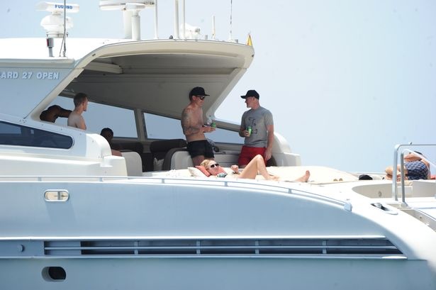 rooney lộ bụng mỡ ảnh 5 rooney lo bung mo anh 5