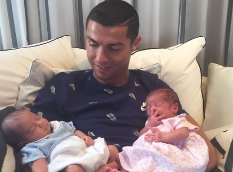 Cristiano Ronaldo hanh phuc khoe cap song sinh len mang hinh anh