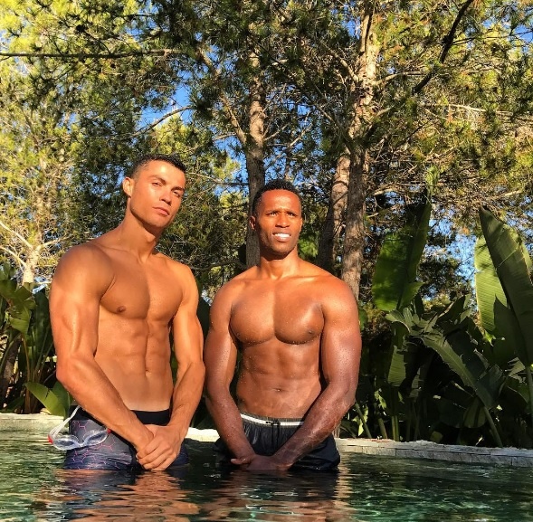 Con trai Ronaldo bế con giúp bố ảnh 2 Con trai Ronaldo be con giup bo anh 2