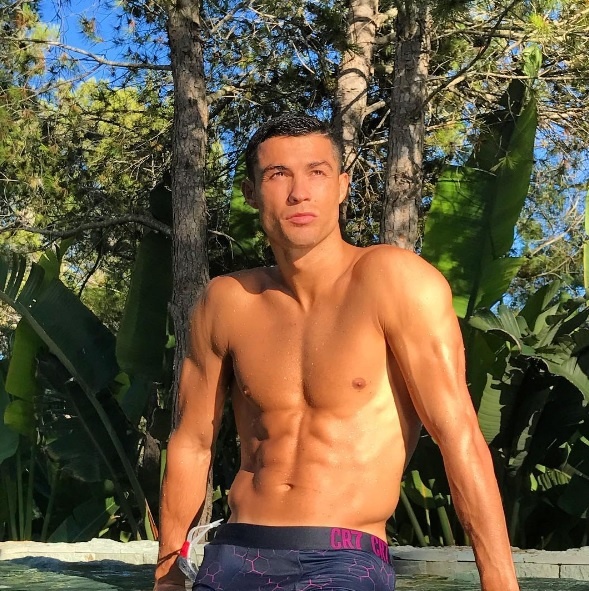 Con trai Ronaldo bế con giúp bố ảnh 3 Con trai Ronaldo be con giup bo anh 3